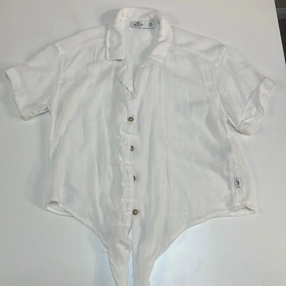 Cute white‎ Hollister top with buttons and tie/ short sleeve